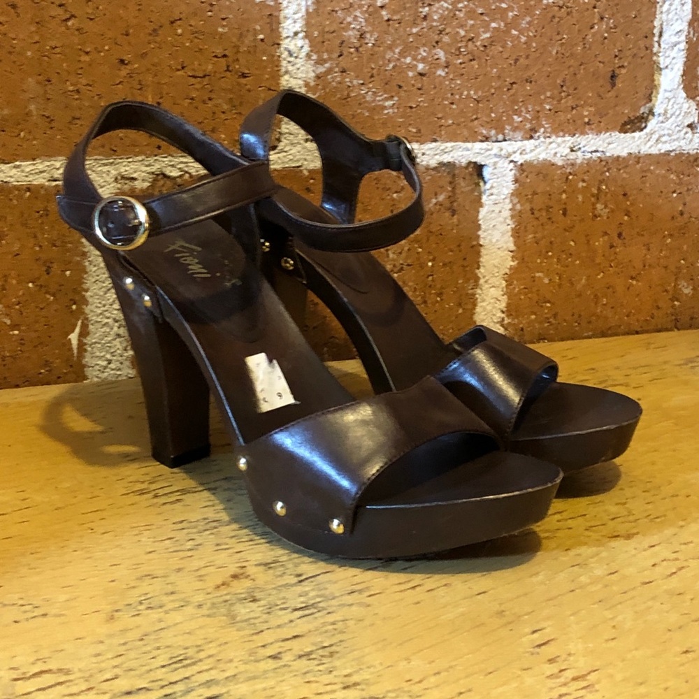 Cute brown heeled sandals, like new